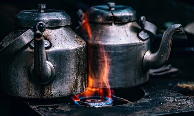 Czy wyłączony czajnik elektryczny pobiera prąd?