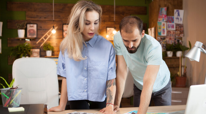 Jak zaprojektować stojak reklamowy