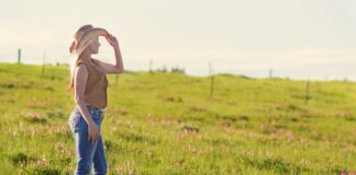 Do jakich spodni pasują kowbojki